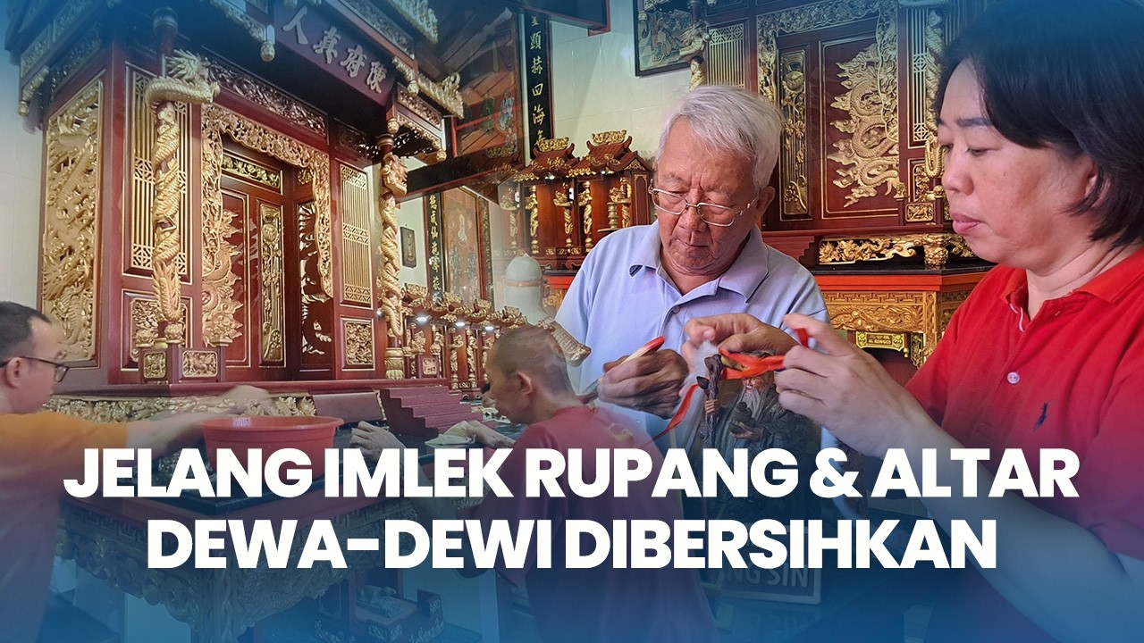 Jelang Imlek, Pengurus TITD Ling Gwan Kiong Mulai Bersihkan Rupang dan Altar Dewa-Dewi
