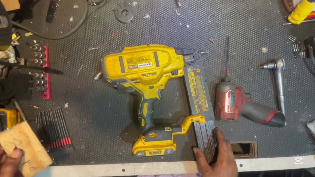 No lo vas a creer como se repara una Pistola de clavos a batería Dewalt