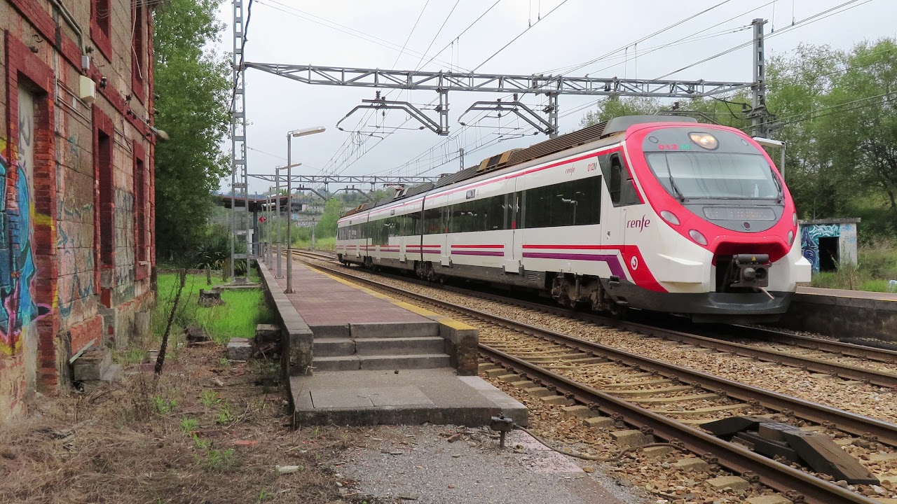 Renfe 463.012 con un cercanías C-1 Gijón-Puente de los Fierros en El Caleyo