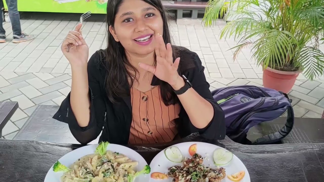 Tasting varied dishes at Mississipi street #foodblogging #nagpurfoodblogger #streetfood #foodvideos