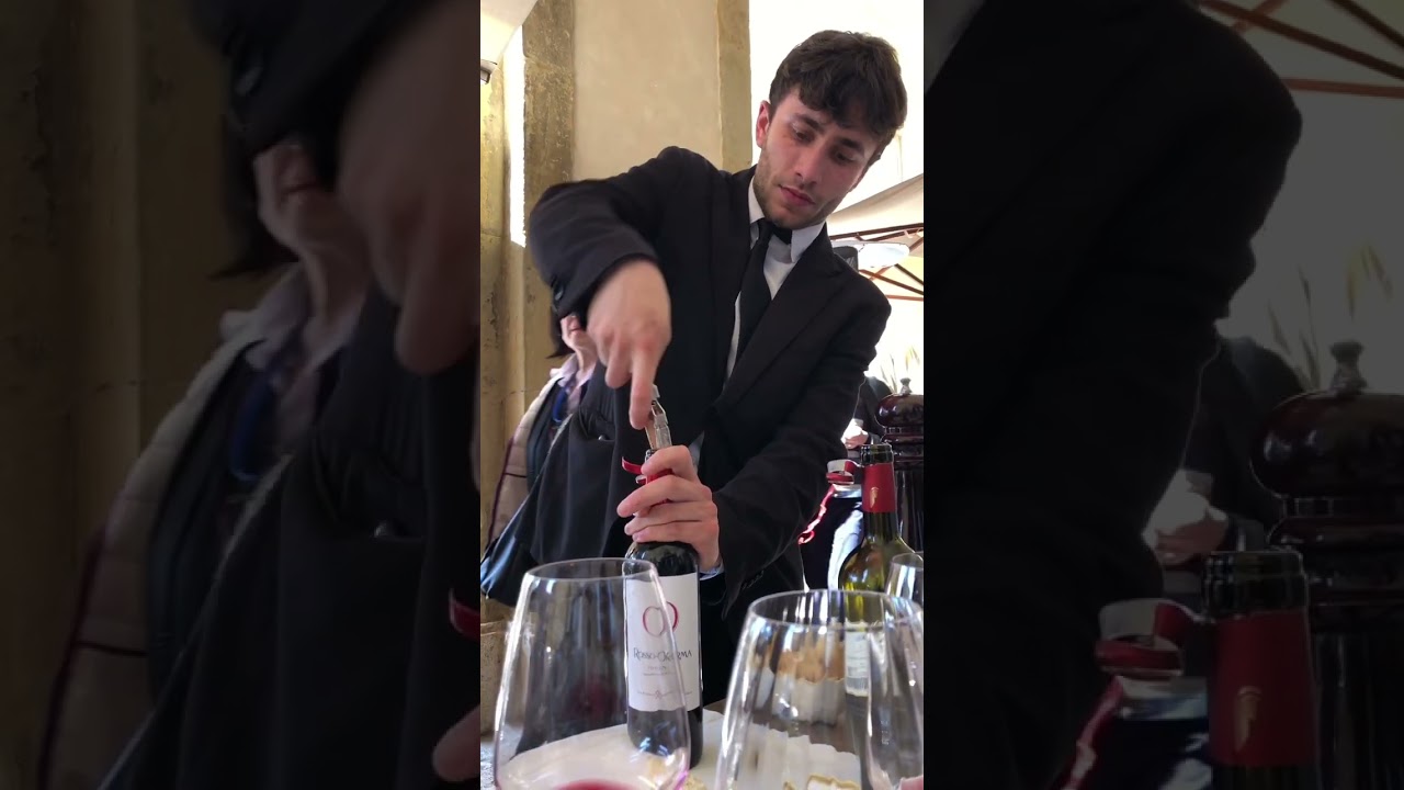 How did he do that with the cork??? That&rsquo;s elegant table service!!