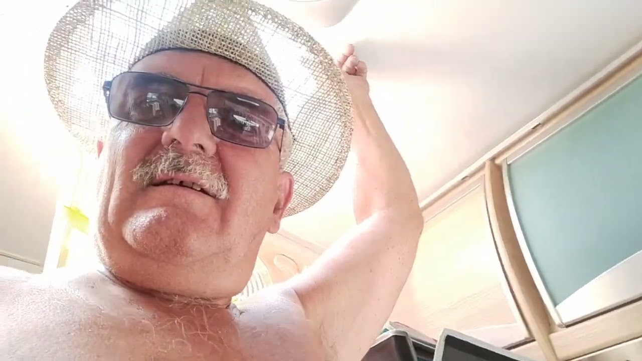 la bondé du lavaboet le robinet cassée , le Lanterneau fuite d'eau du camping car