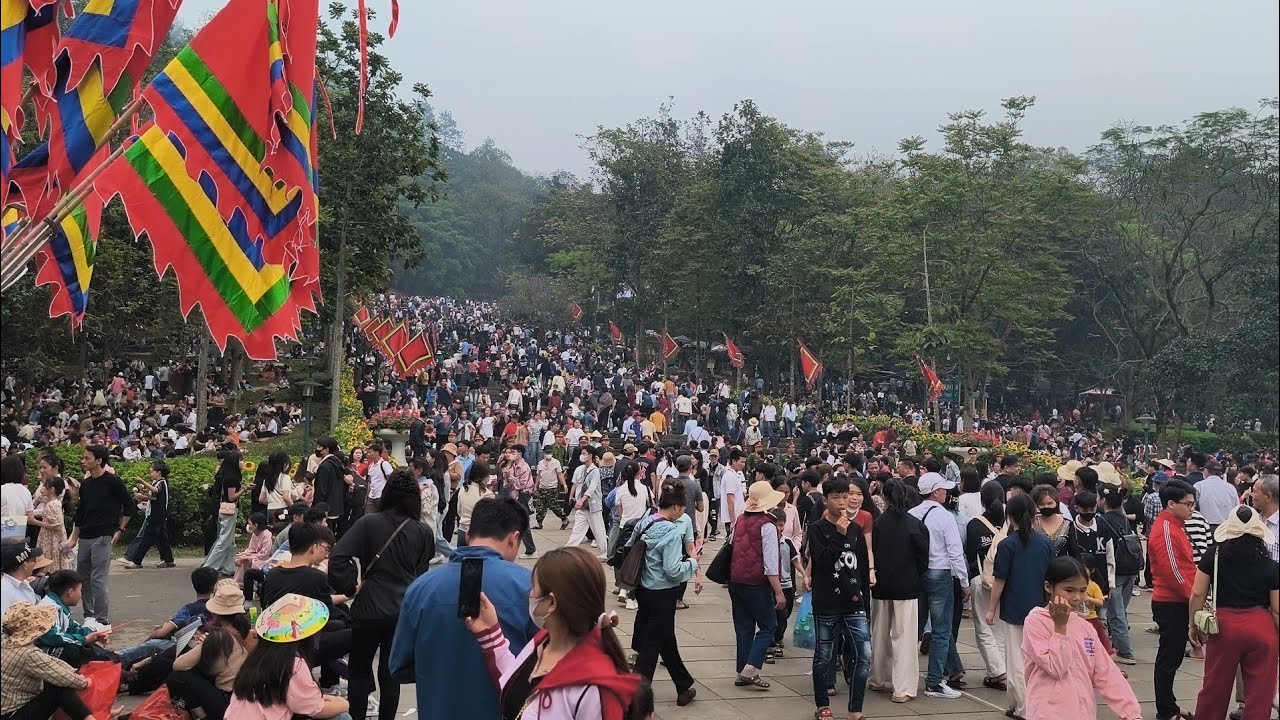 Không khí Đền Hùng ngày mùng 9