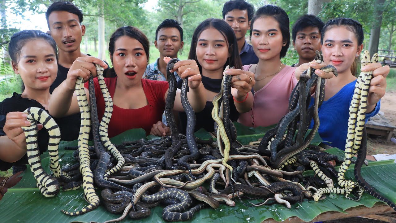 Amazing cooking and eating water snake grilled with chili recipe - Cooking skill