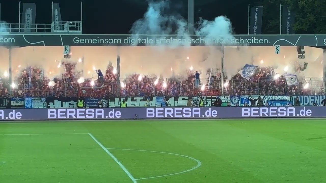 Schalke 04 dreht das Spiel beim SC Preußen Münster - Fackeln, Rauch und Choreo im Preußenstadion