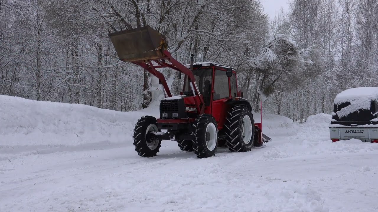 Lumen linkous / Snow removal with Valmet 305-4 26.2.2022. Filmed in 4k with Sony RX-V100MK6