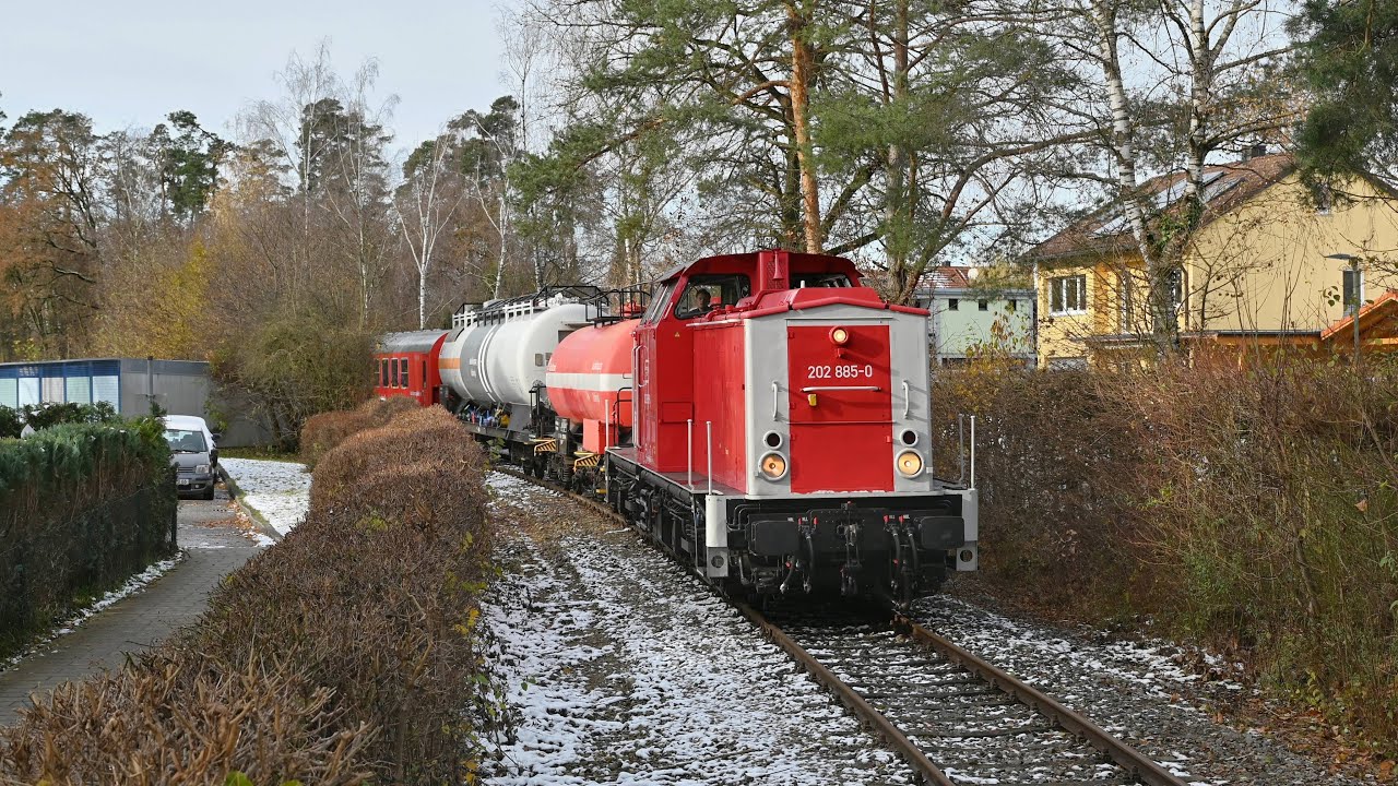 Aschau Werk - Gefahrgutausbildungszug auf der Werkbahn durch Walkraiburg mit 202 885