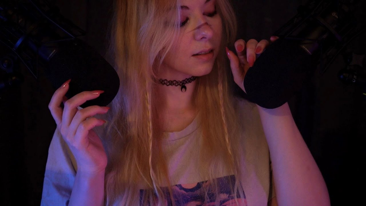ASMR | close up Unintelligible & bassy Mic Scratching - clicky, ear to ear