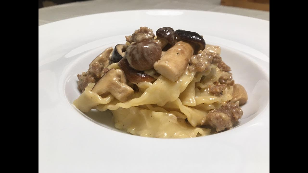 Reginette con Salsiccia, Funghi e Panna (alla Norcina)