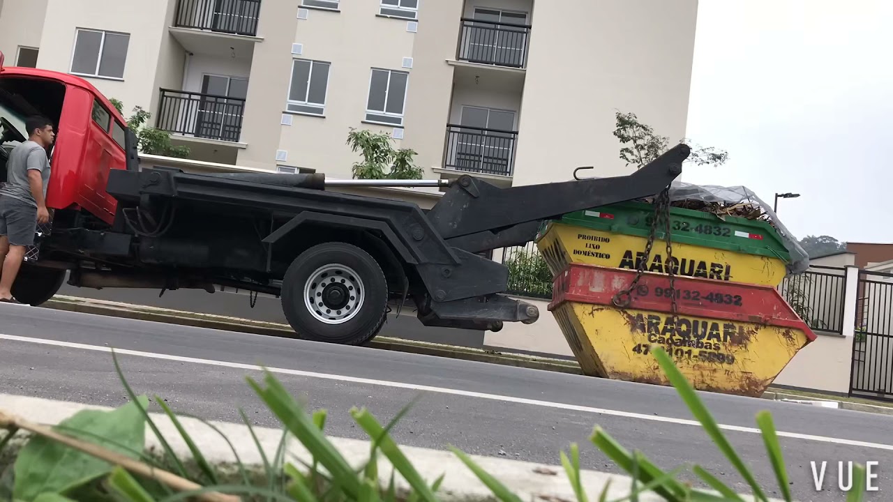 Caminh&atilde;o Poliguindaste Subindo duas ca&ccedil;ambas
