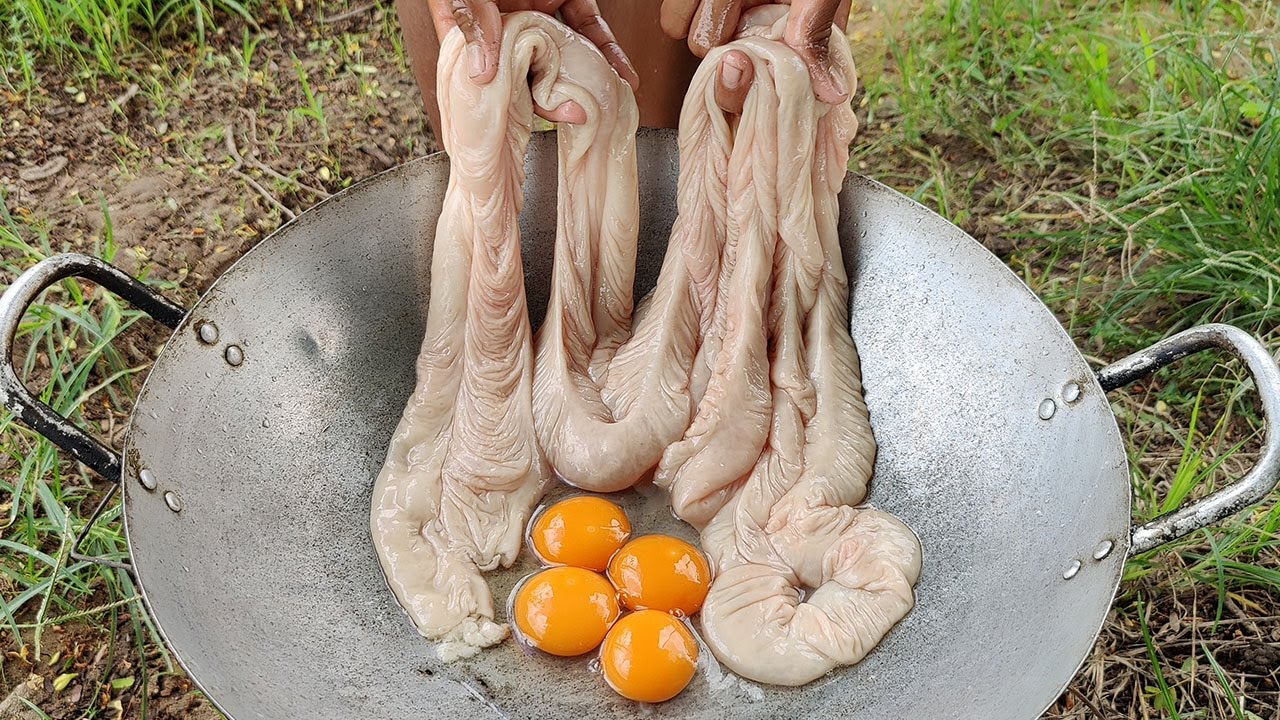 Crispy Pig Intestine Cooking / Pig's Intestine Crispy Recipe