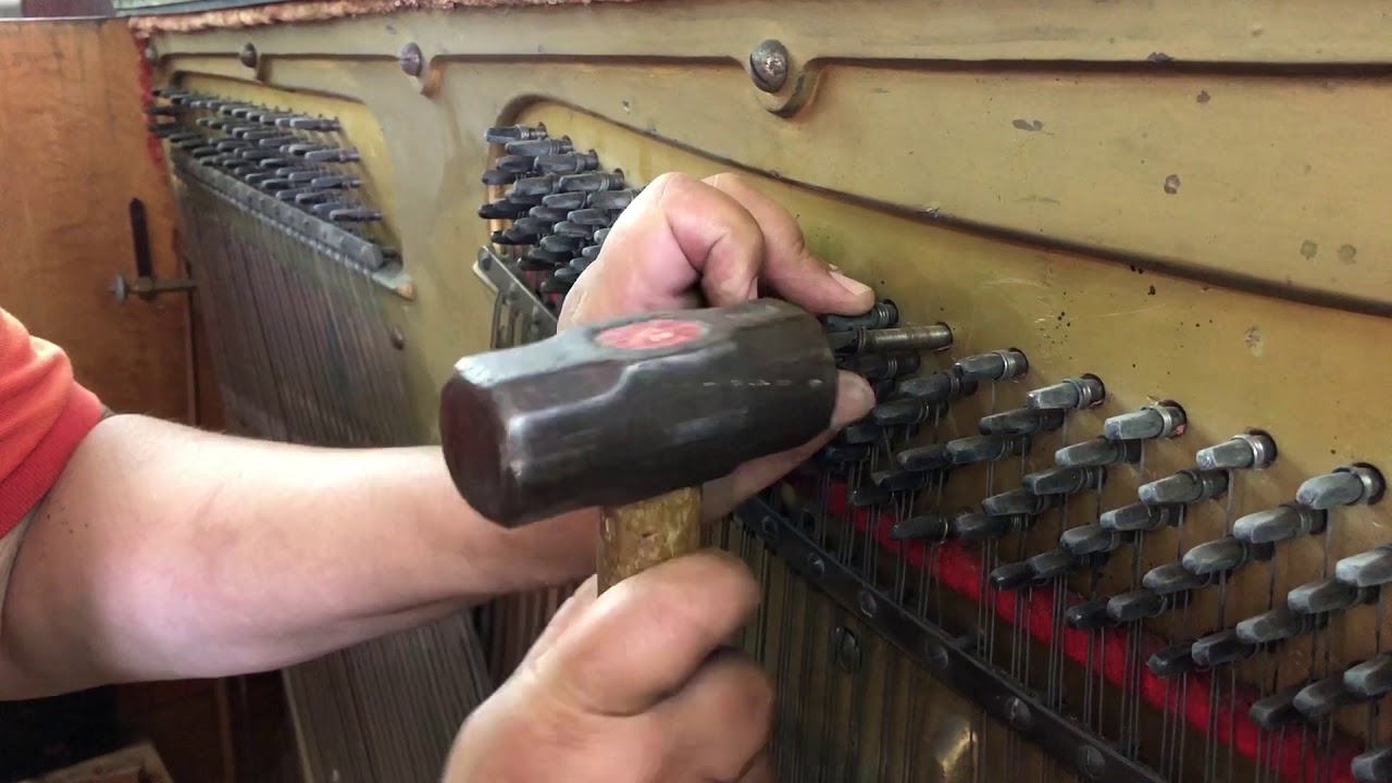 SUPLEMENTADO DE CLAVIJAS EN UN PIANO