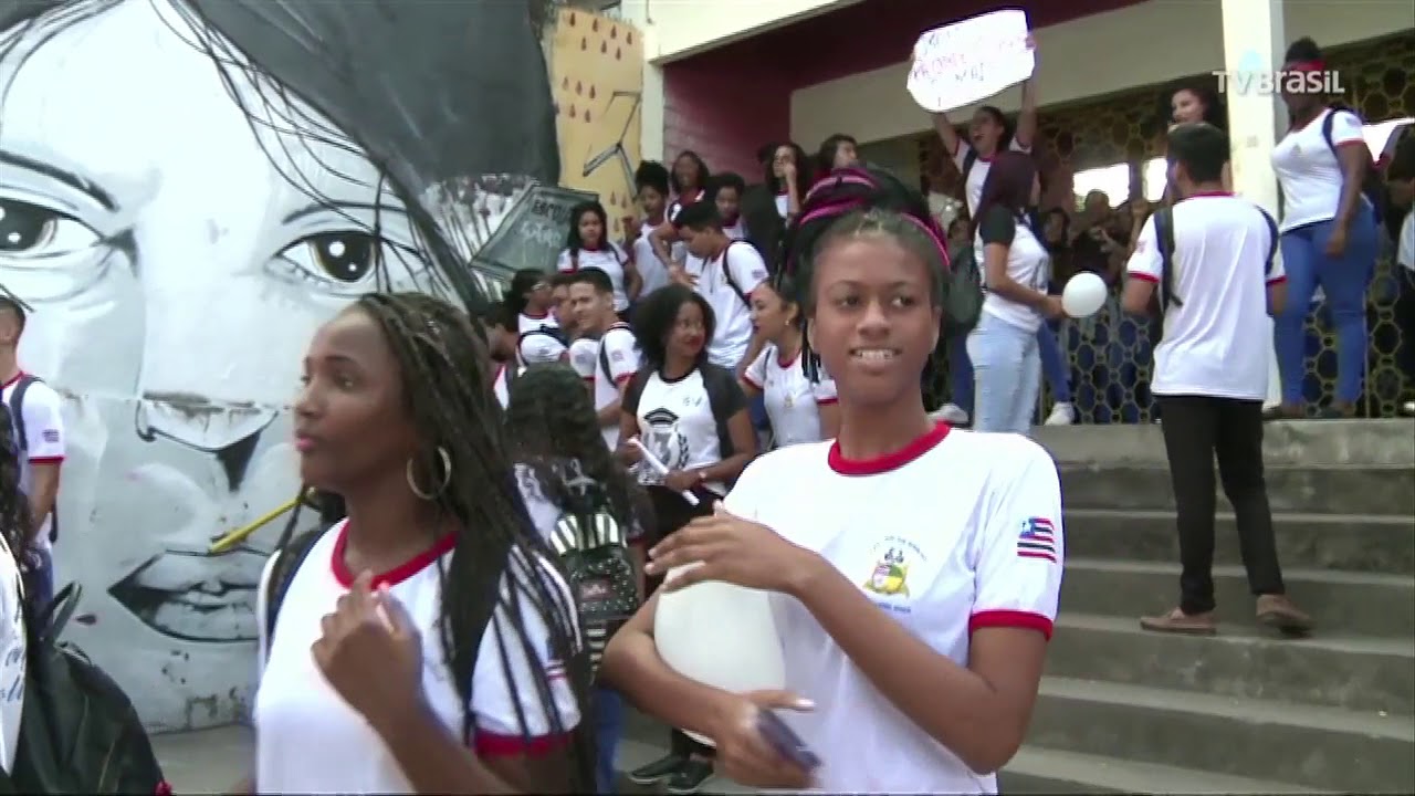 Alunos da Escola Estadual Gonçalves Dias realizam protesto