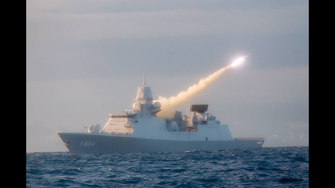 18 raketten de lucht in vanaf fregat Zr. Ms. De Ruyter