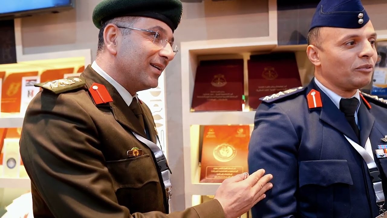 رئيس جامعة سوهاج وطلابه خلال جولة بمعرض الكتاب