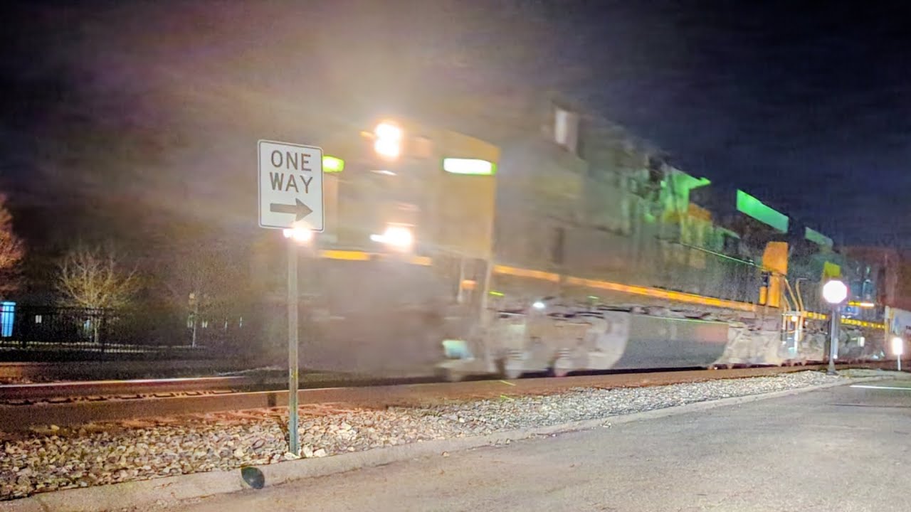 Northbound CSX I142 intermodal and autorack on track one 