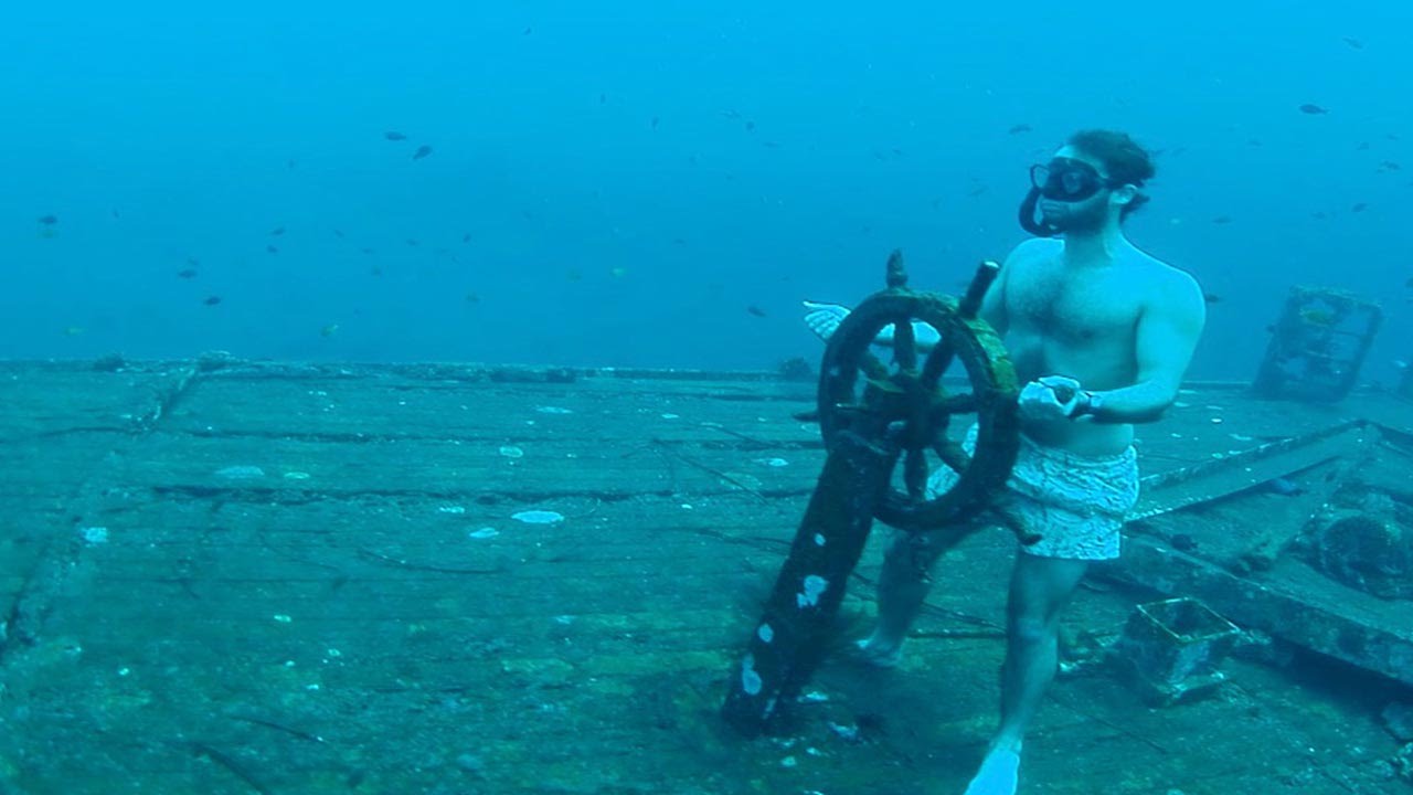Amazing Moment A Freedriver Steers A Sunken Shipwreck