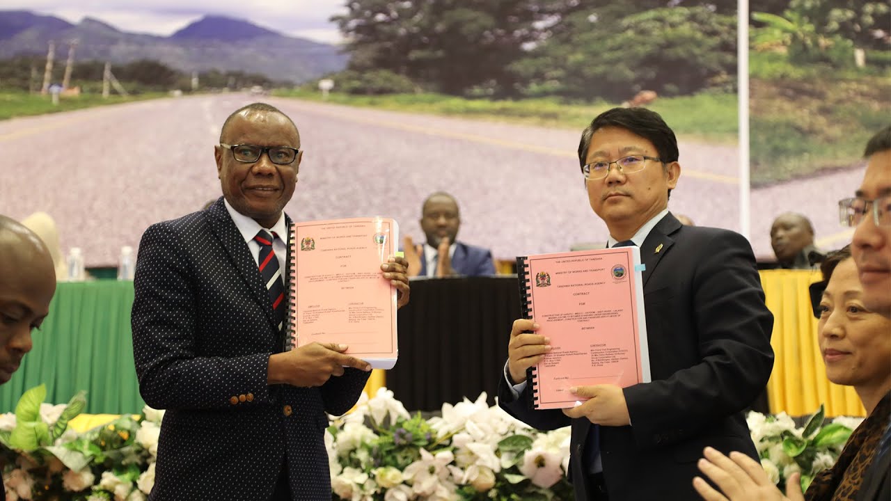 HAFLA YA UTIAJI SAINI WA MIKATABA YA UJENZI WA BARABARA KWA UTARATIBU WA EPC + F