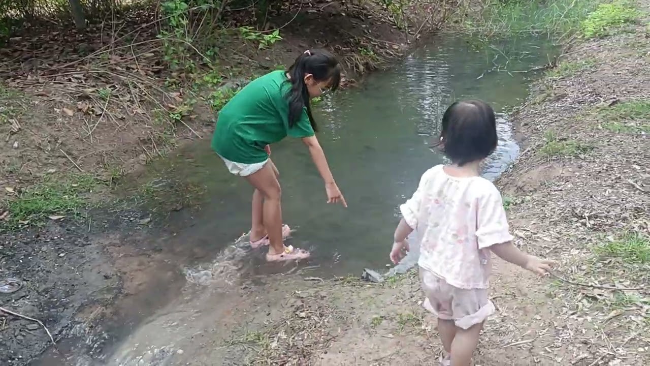 274 - Phúc em nghịch nước