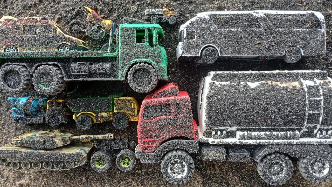 Menemukan Mobil Mainan Terkubur dan membersihkan Mobil Bus Telolet, Truk Tangki, Truk Towing