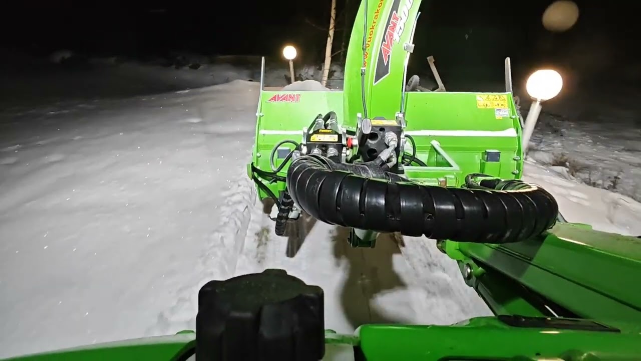 Avant 650i Gt valmistellaan Busterille paikka ja nosto paikalleen.