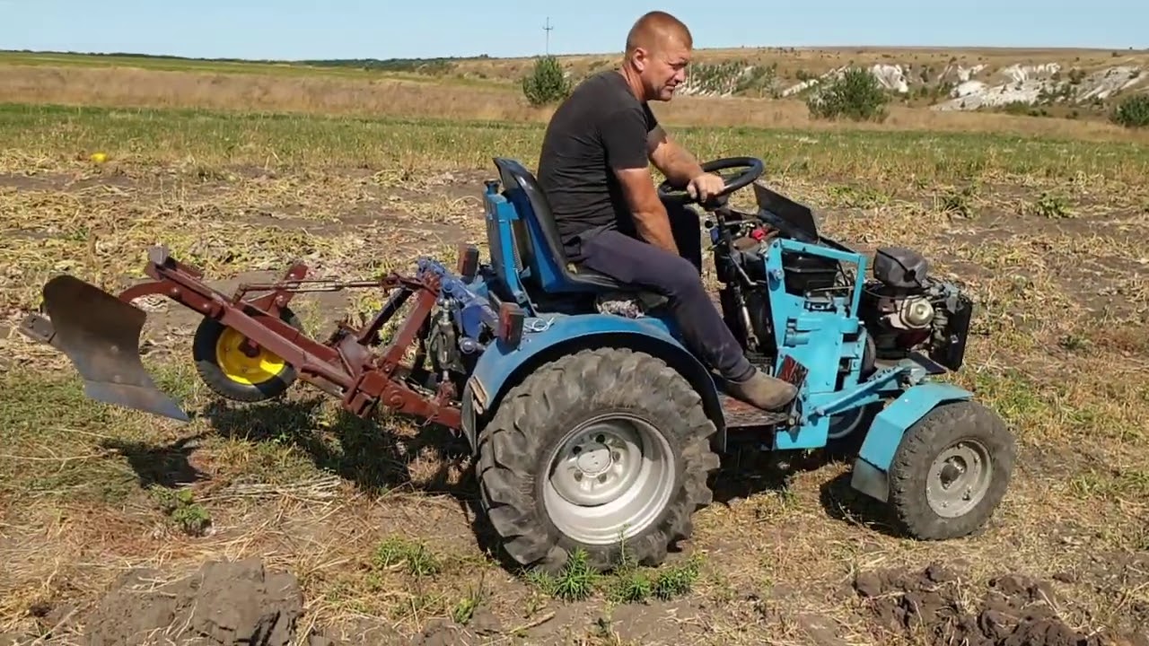 Копаю картошку на мини тракторе плугом
