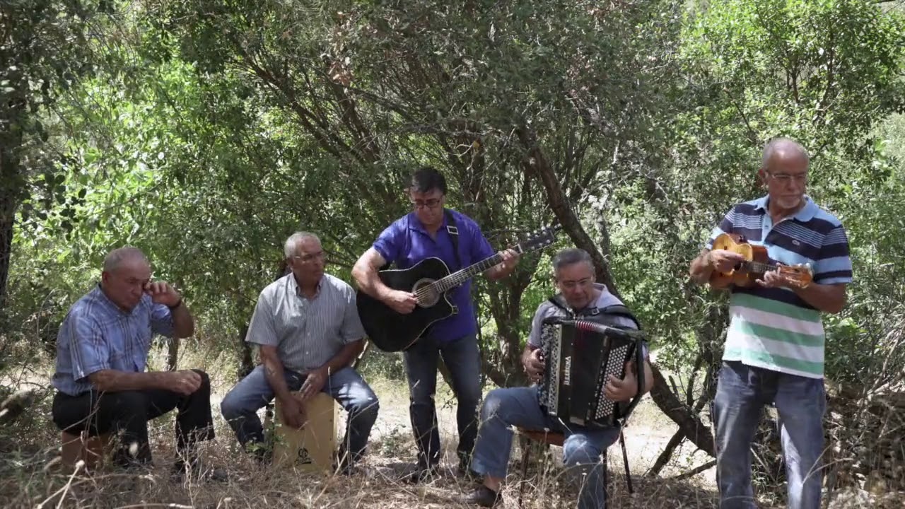 Grupo musical Fora d´Horas cantam «O pescador».