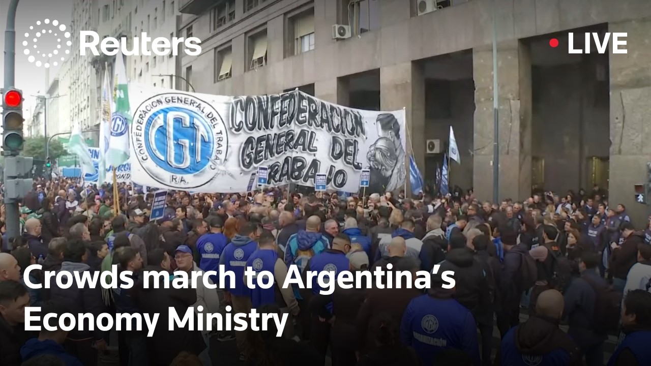 LIVE: Crowds march to Argentina's Economy Ministry