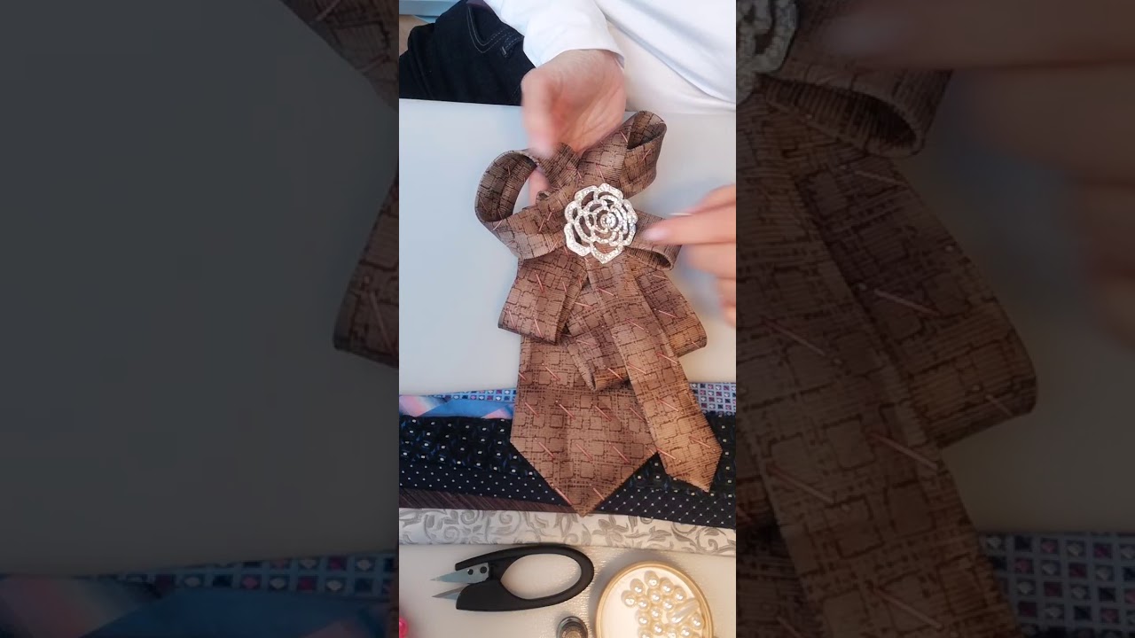 Какие женские украшения можно сделать из мужских галстуков на новый год?