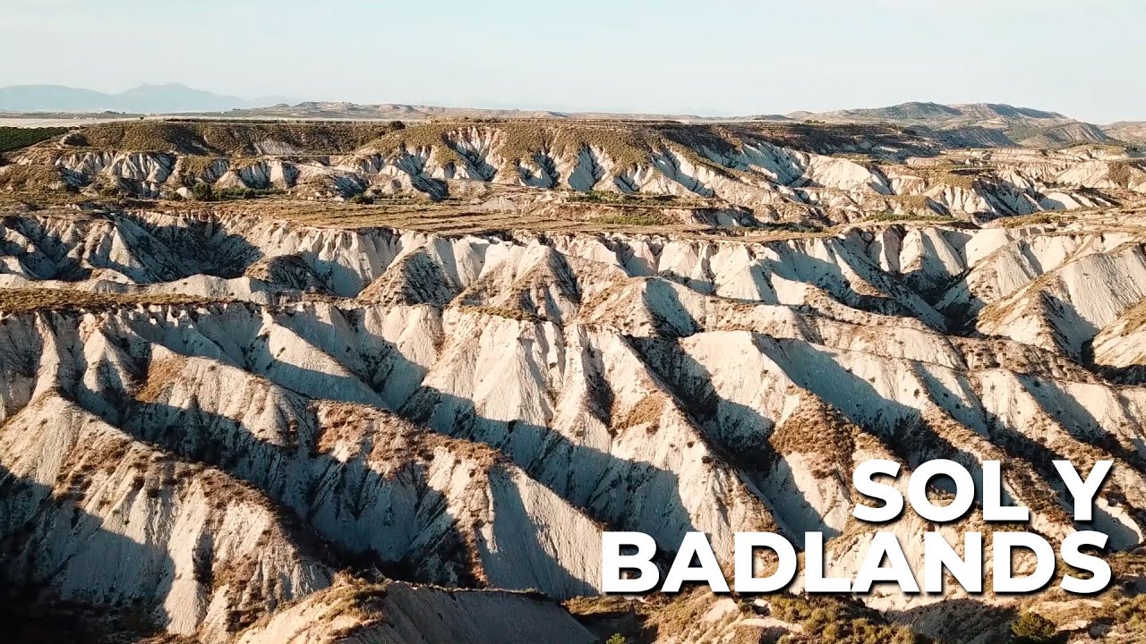 Sol y Badlands. Volcán Barqueros y Barrancos de Gebas. Paisajes semi-áridos de la Región de Murcia