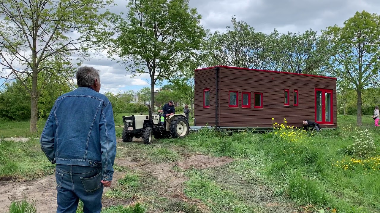 Eerste zelfbouw Tiny House komt aan in Den Helder. First self-build THOW arrives in Den Helder.