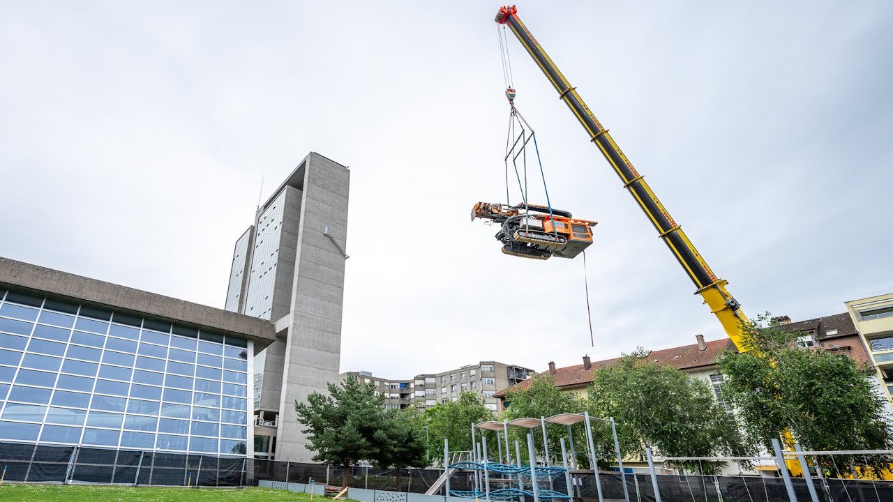 Ein 21t Bohrgerät fliegt 33m über Biel - Unser AC 350 mit 116t Ballast im Einsatz