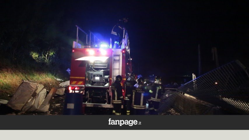 Ivrea, rogo all'ex Olivetti. Almeno quattro vigili del fuoco ustionati