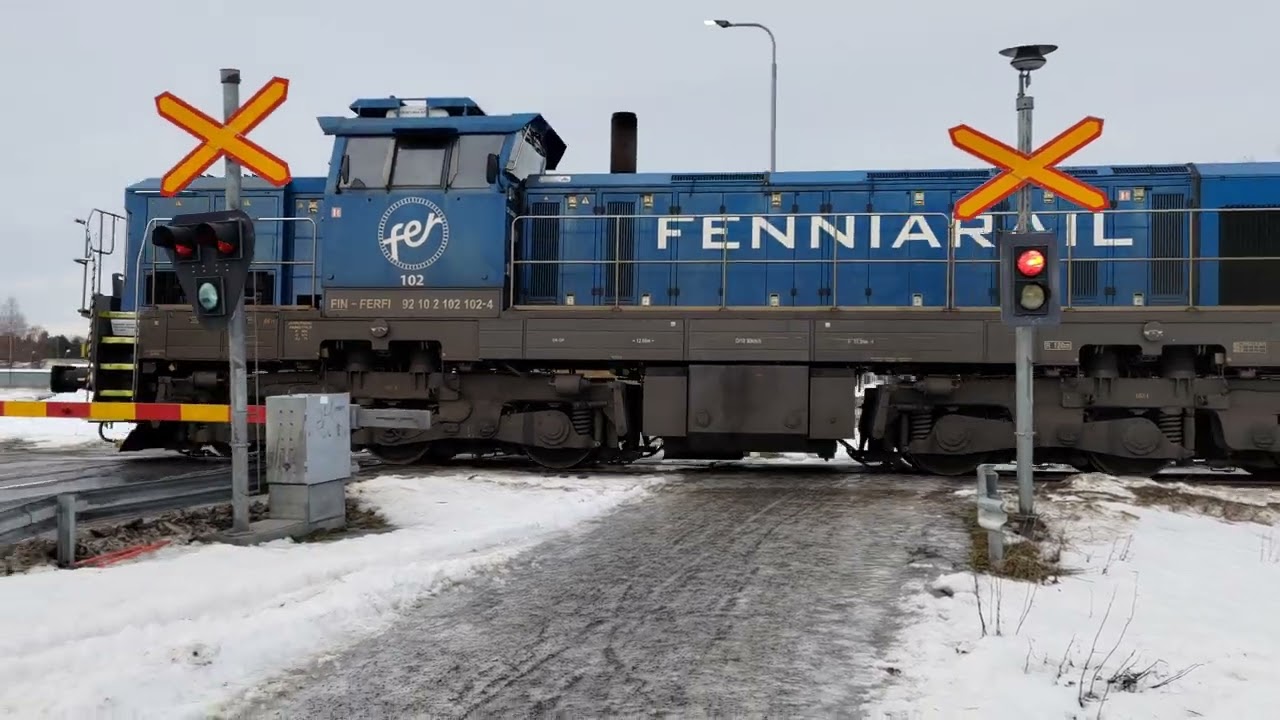 Tavarajuna  T 7172 Seikun sahalta ja Aittaluodosta Kouvolaan. Kouvontien tasoristeys, Pori (4K)