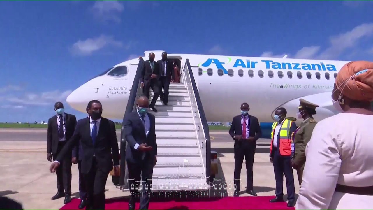 MHE. RAIS SAMIA AKIWASILI UWANJA WA NDEGE WA KIMATAIFA WA ENTEBE  NCHINI UGANDA