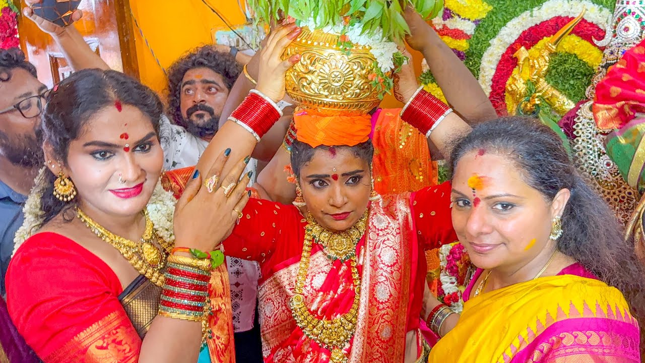 Golconda Bonalu 2025 | Jogini Shymala Devi & MLC Kavith At Golconda Srikanth Chary Bonalu 2025
