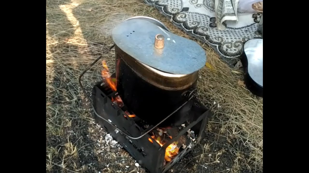 Поход на посадку, готовка в армейском котелке, полевая кухня. Густой суп с сосисками и сырком