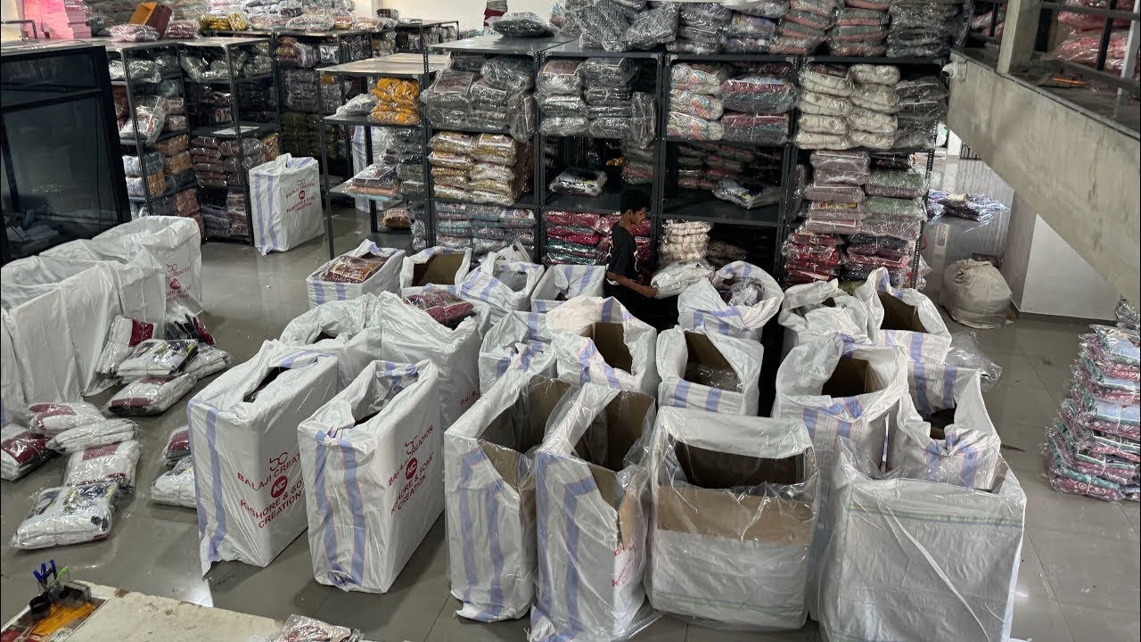 साड़ी की फैक्ट्री , Saree Factory / 40₹ से साड़ी , दुकानदार यहाँ से माल लेते है / घुरंदर माल 