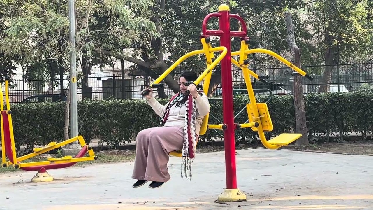 Park me dekha party chal Rahi thi 😱