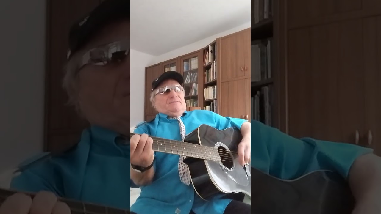 Csak szép hölgyek sétálnak a parton