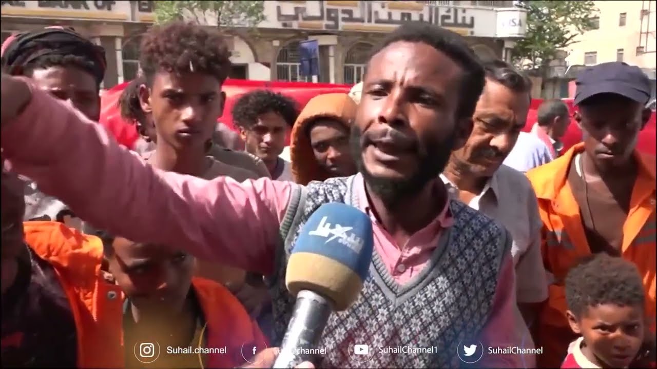 عمال النظافة في تعز يطالبون برفع مرتباتهم وتحسين وضعهم المعيشي