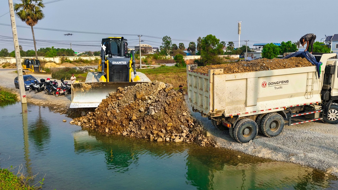 Starting a New Project! SHANTUI Dozer Pushes Stone with 25T Dump Trucks