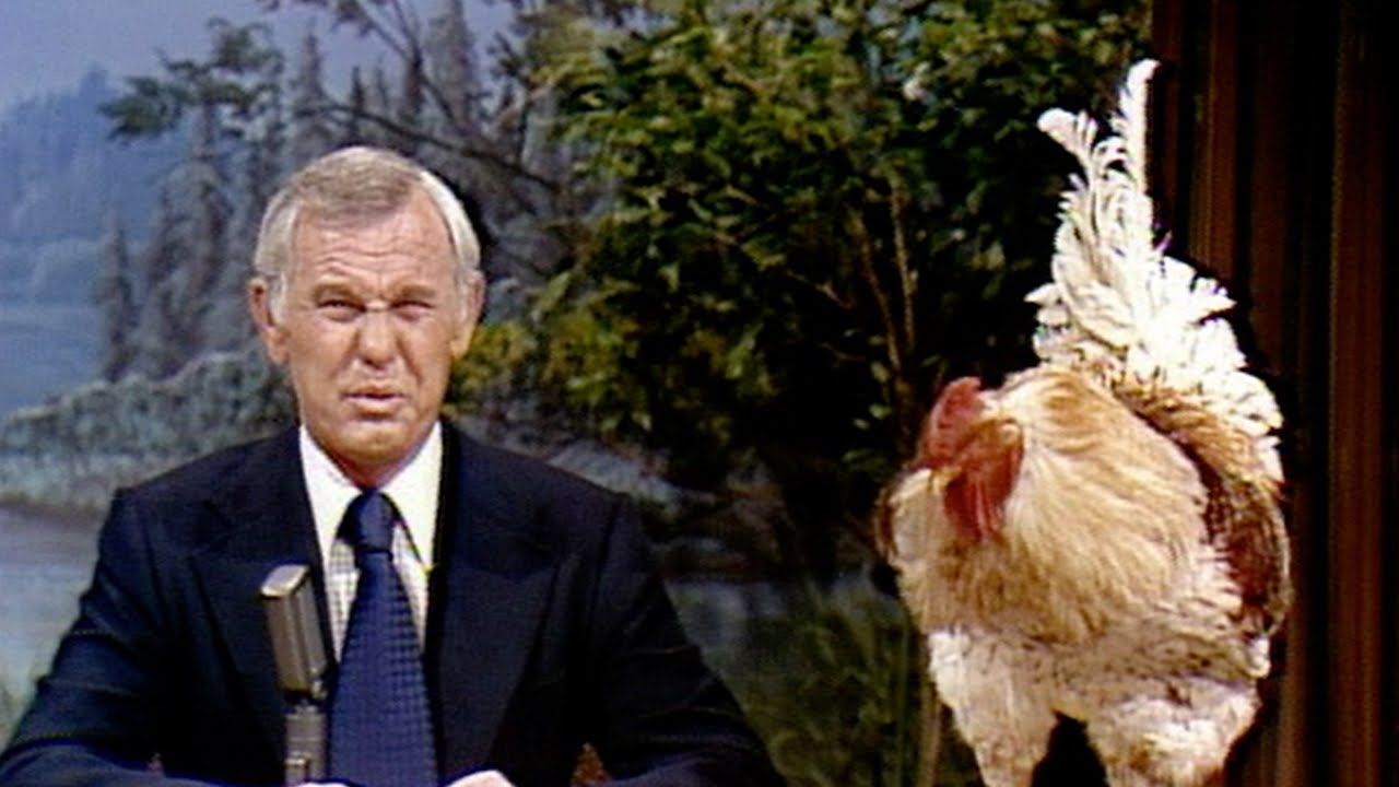 Петух оставляет подарок на столе Джонни в шоу «Carson Tonight Show» — 24.03.1978