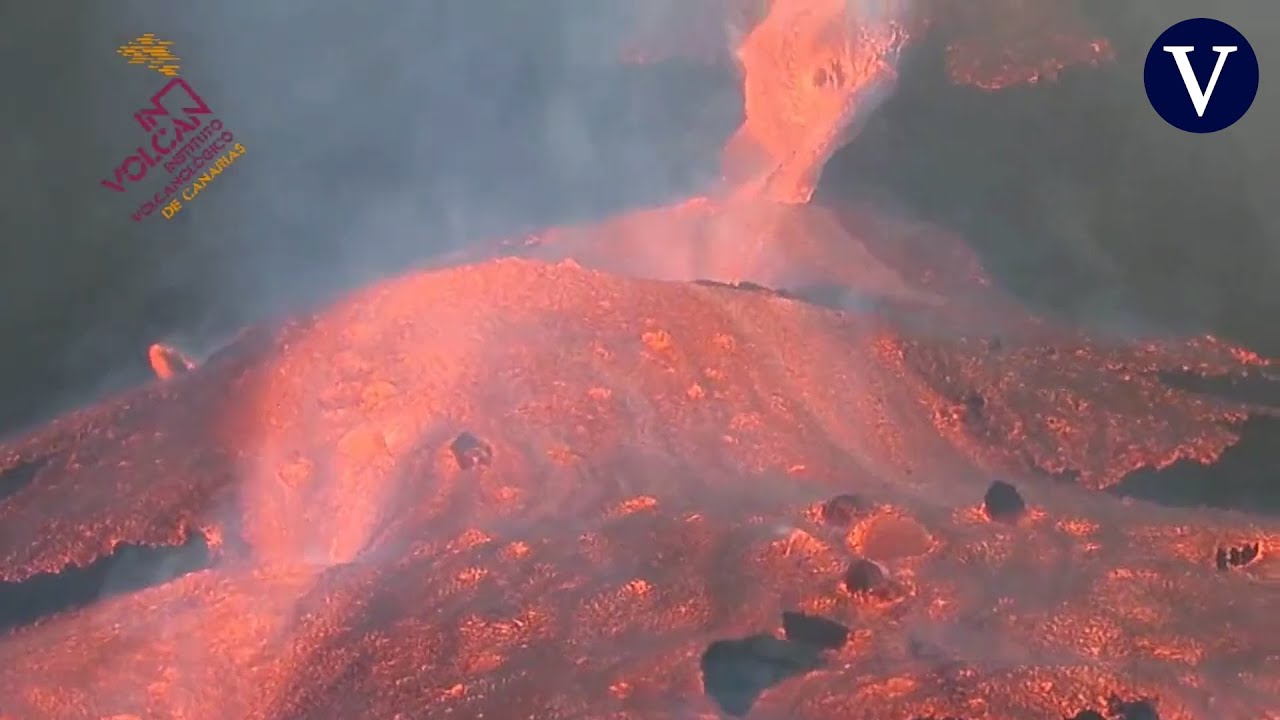 Desborde de la colada de lava en el cono principal del volcán de La Palma