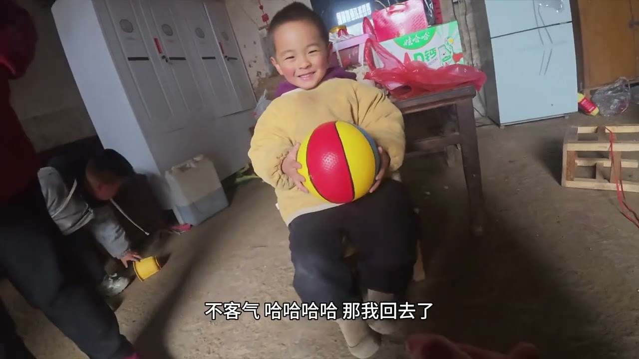 城裡打工的媽媽拖跑腿給農村的留守兒子送上生日蛋糕，小孩禮貌聽話