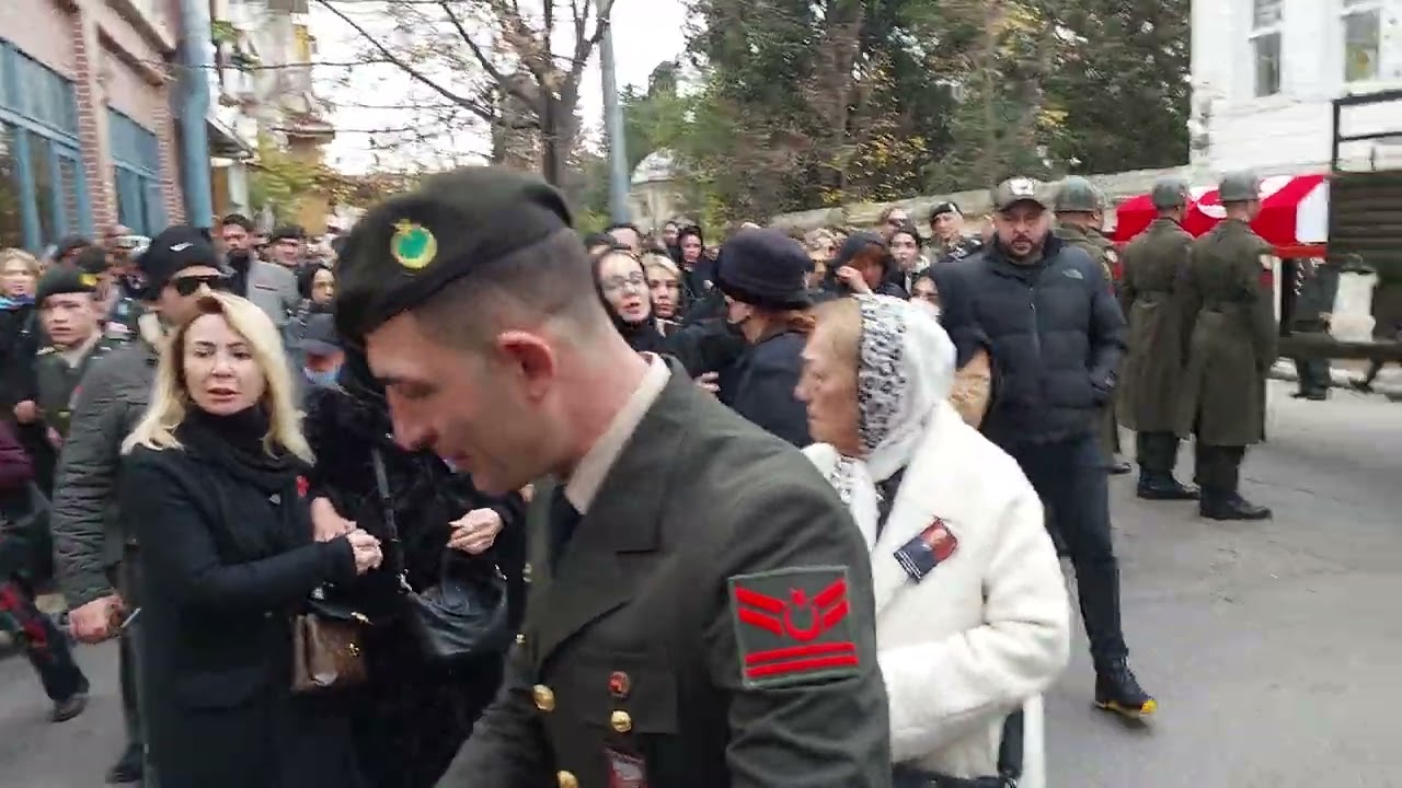 Haydar Ulusoy Askeri Törenle Uğurlandı! Özge Ulusoy Babasının Ardından Böyle Gözyaşı Döktü