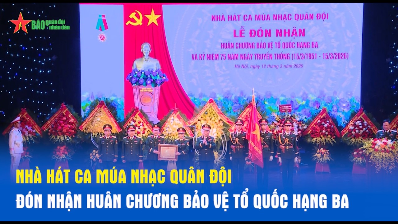 Nhà hát Ca múa nhạc Quân đội đón nhận Huân chương Bảo vệ Tổ quốc hạng Ba
