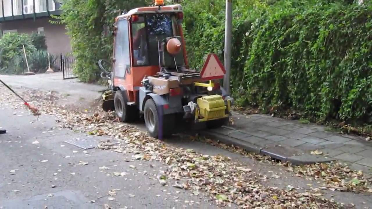 Vegen Blazen Zuigen Herfstbladeren en Groen in wijk Buytenwegh Zoetermeer