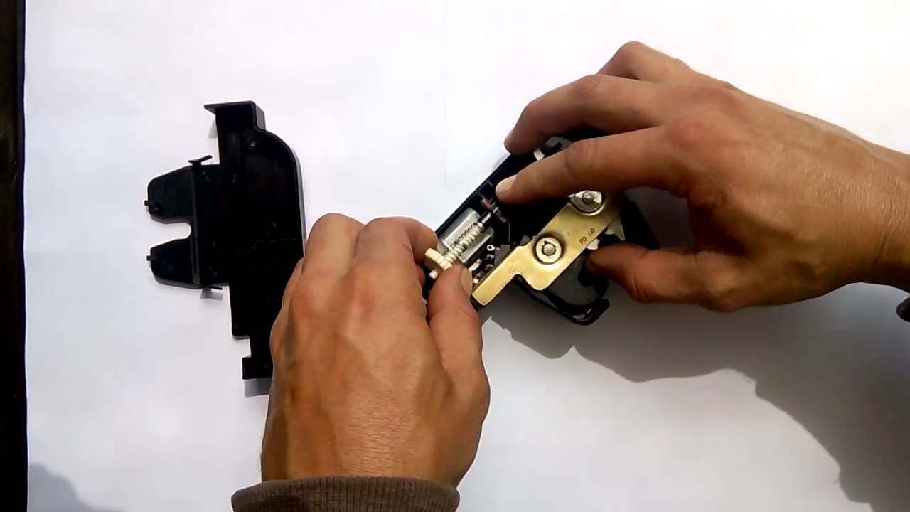 Peugeot 307?Citroen, tailgate door/boot locking mechanism assembly