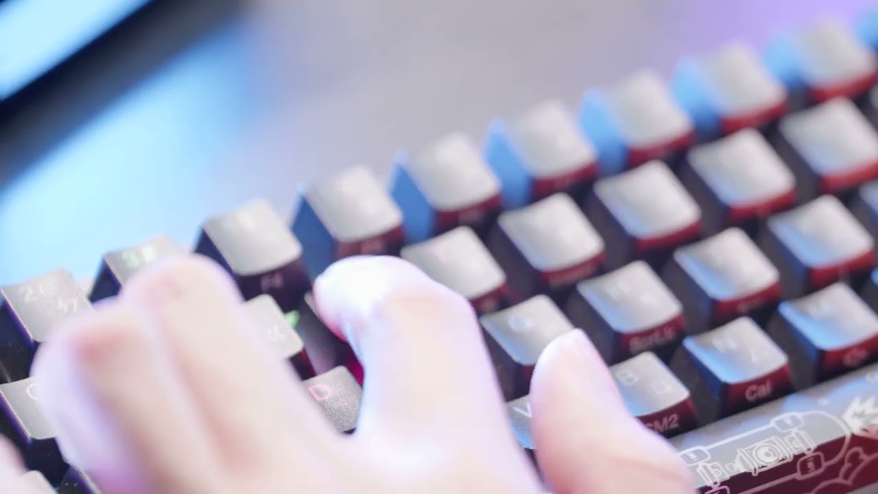 Bought A 2000 Dollar Keyboard But The CloseUp Revealed I Actually Prefer Typing On 爸爸的老 Nokia Phone